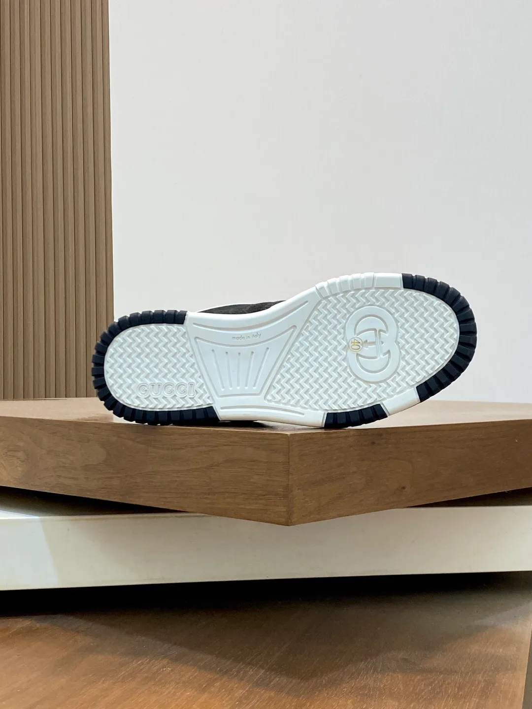 Men's Shoes 💰660 𝐆𝐮𝐜𝐜𝐢 𝐑𝐞-𝐖𝐞𝐛 As the first sneaker created by Sabato De Sarno for Gucci, the Re-Web series reinterprets the brand's classic stripes and sets off the modern silhouette design with bold and unique details. These shoes are crafted from white leather. This new sneaker is ingeniously decorated with many of the brand's classic details, and is equipped with a bright red and green webbing tongue, which will make people fall in love at first sight. White leather treated with a special process for softness and luster, with an embossed grainy texture. Script Gucci logo and interlocking G web label with Interlocking G and script Gucci logo. Rubber outsole with interlocking G detail eyelets. Web tongue. Size: 39-44 (customized for sizes 38 and 45)